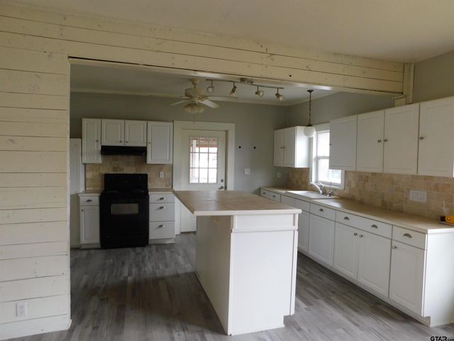 201 N Henry, Lindale, TX 75771