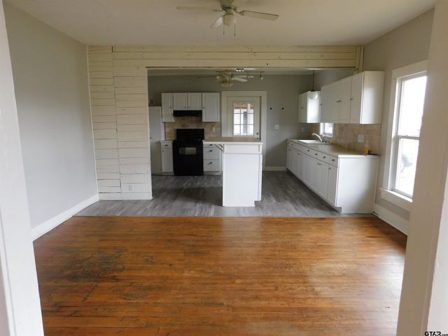 201 N Henry, Lindale, TX 75771