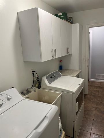 20535 Powers Avenue, Dearborn Heights, MI 48125