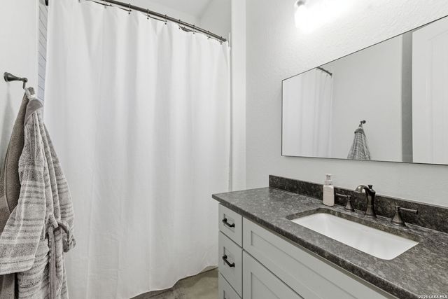 712 LIVE OAK RIDGE RD, Bulverde, TX 78163