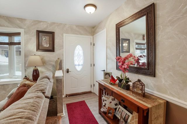 1807 Swartz DRIVE, Waukesha, WI 53188