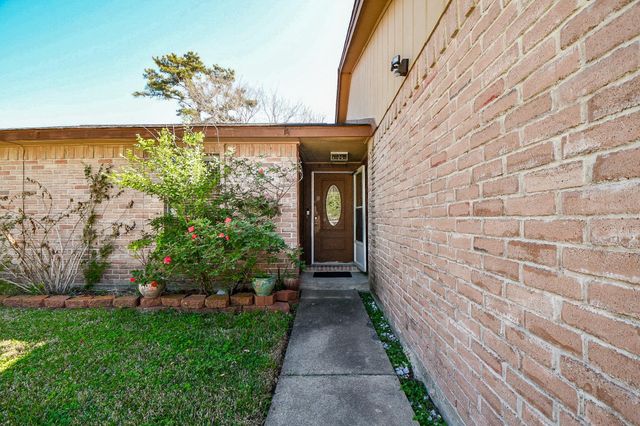 16711 Ribbonridge Drive, Sugar Land, TX 77498