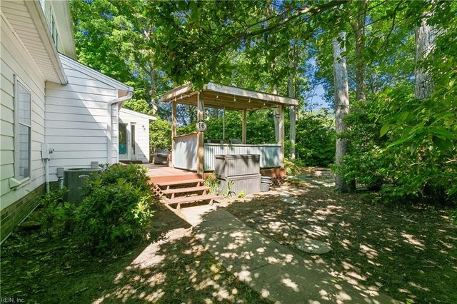 9 Hatteras LNDG, Hampton, VA 23669