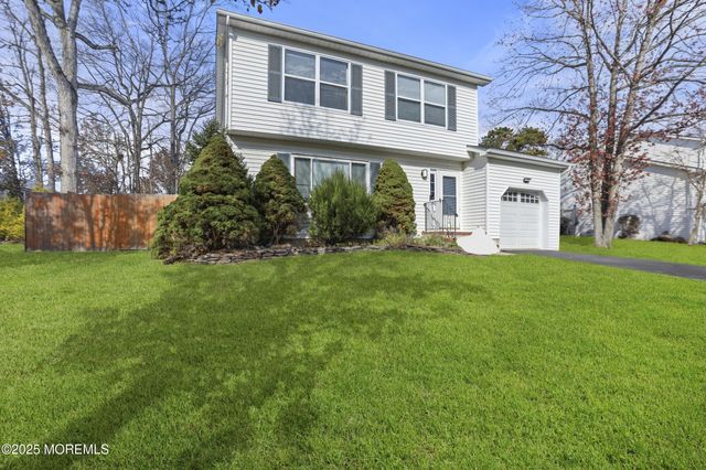 28 Bronia Street, Howell, NJ 07731