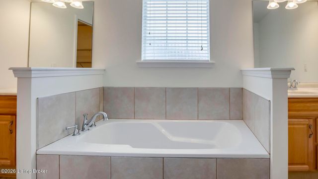 8405 Sunny Stone Ln, Louisville, KY 40299
