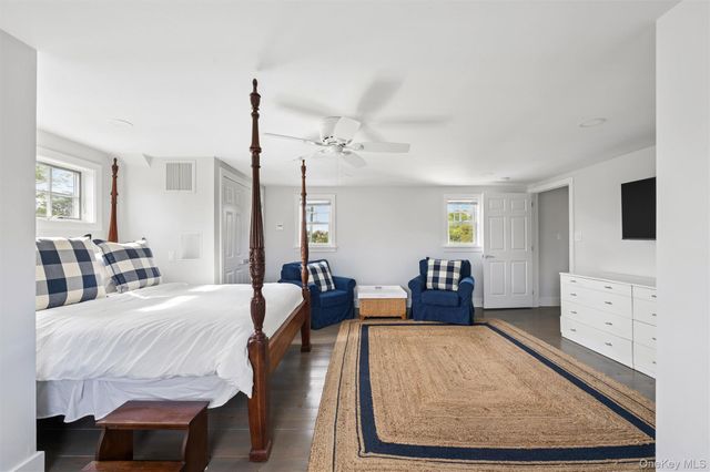 87 Foster Avenue, Hampton Bays, NY 11946