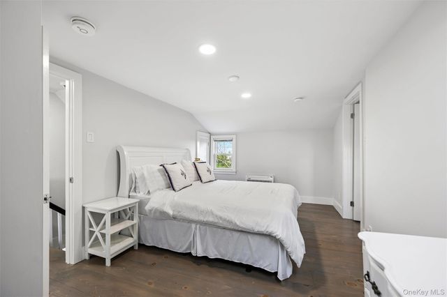 87 Foster Avenue, Hampton Bays, NY 11946
