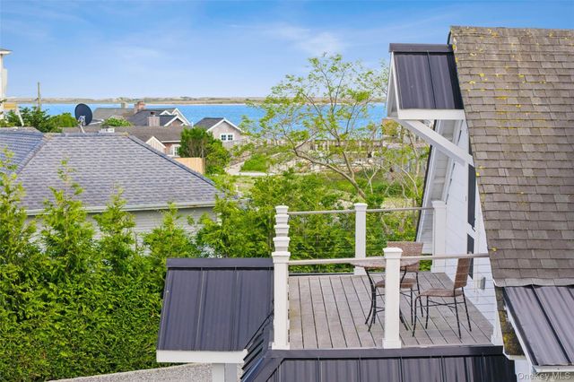 87 Foster Avenue, Hampton Bays, NY 11946