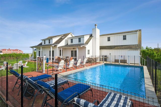 87 Foster Avenue, Hampton Bays, NY 11946