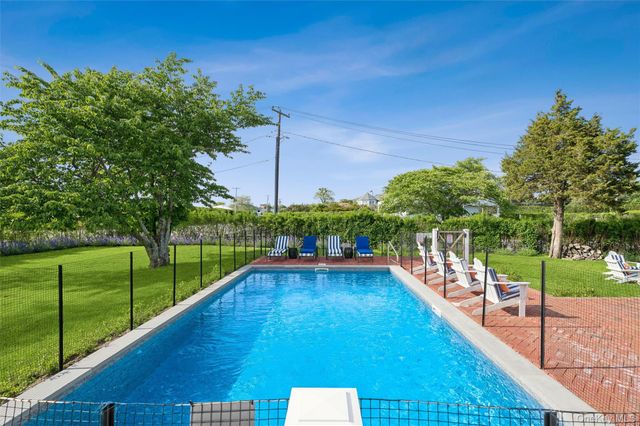 87 Foster Avenue, Hampton Bays, NY 11946