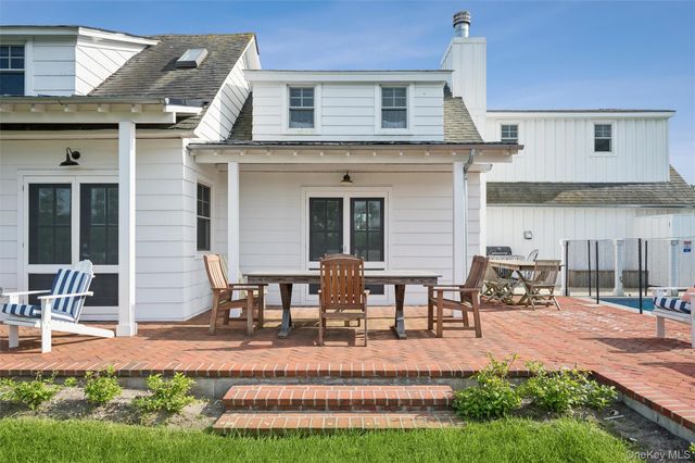 87 Foster Avenue, Hampton Bays, NY 11946