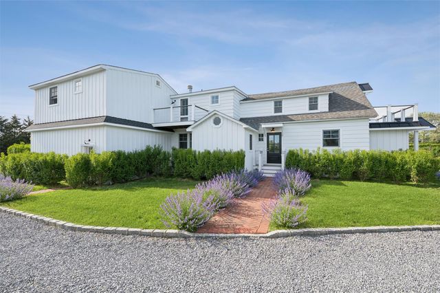 87 Foster Avenue, Hampton Bays, NY 11946