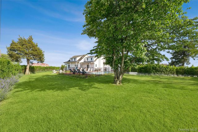 87 Foster Avenue, Hampton Bays, NY 11946