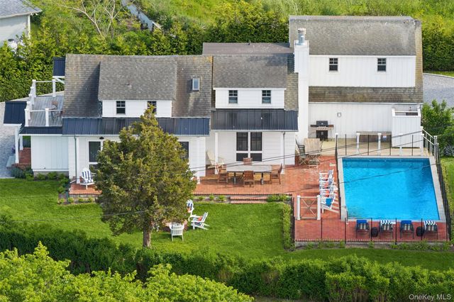 87 Foster Avenue, Hampton Bays, NY 11946