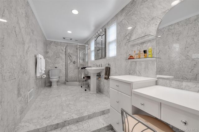 34 Soundview Crest, Manhasset, NY 11030