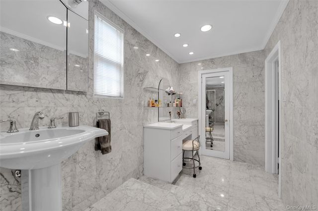 34 Soundview Crest, Manhasset, NY 11030