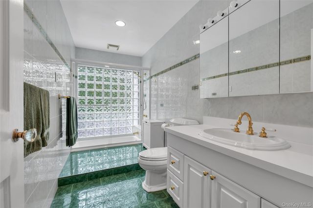 34 Soundview Crest, Manhasset, NY 11030