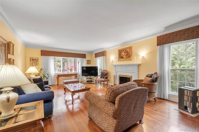 34 Soundview Crest, Manhasset, NY 11030
