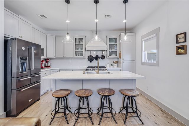 104 Lands End St, Rockport, TX 78382