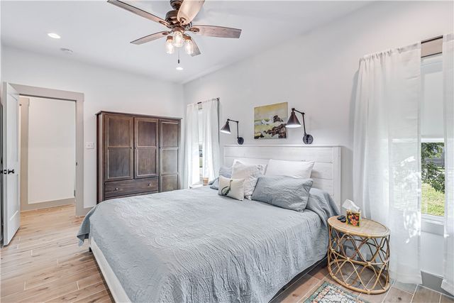 104 Lands End St, Rockport, TX 78382