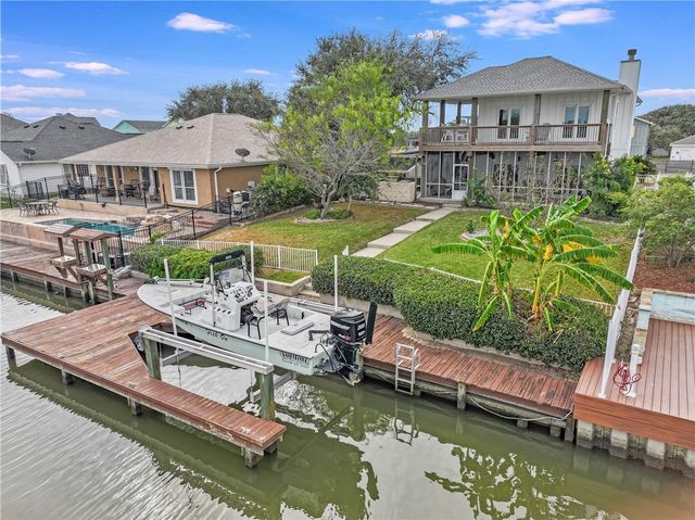104 Lands End St, Rockport, TX 78382