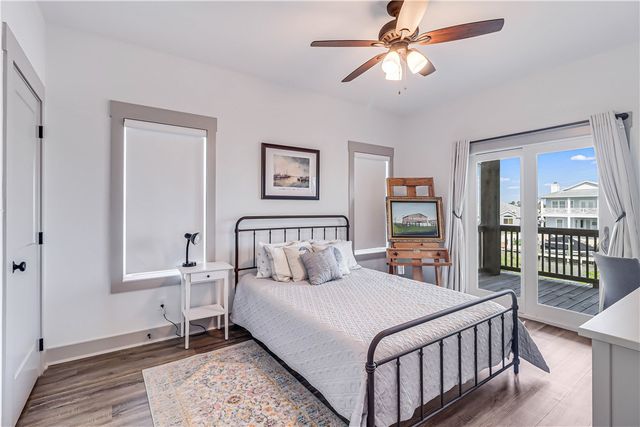 104 Lands End St, Rockport, TX 78382