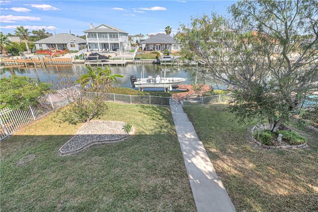 104 Lands End St, Rockport, TX 78382