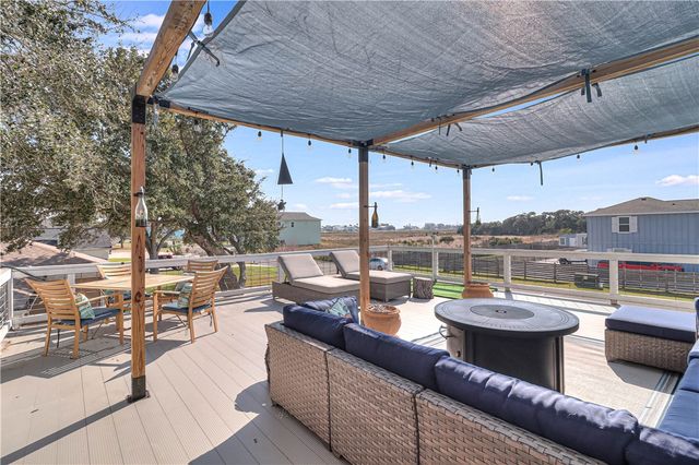 104 Lands End St, Rockport, TX 78382