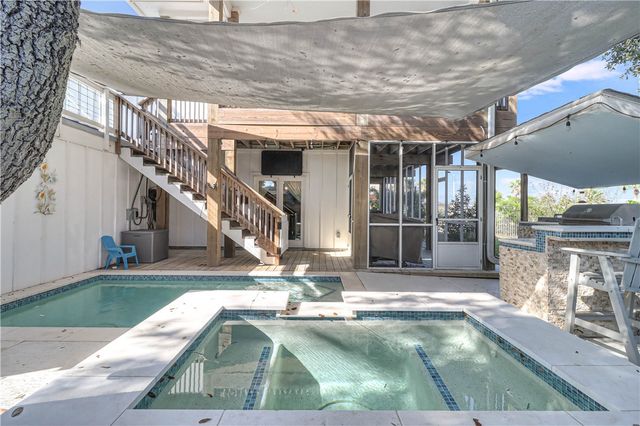 104 Lands End St, Rockport, TX 78382