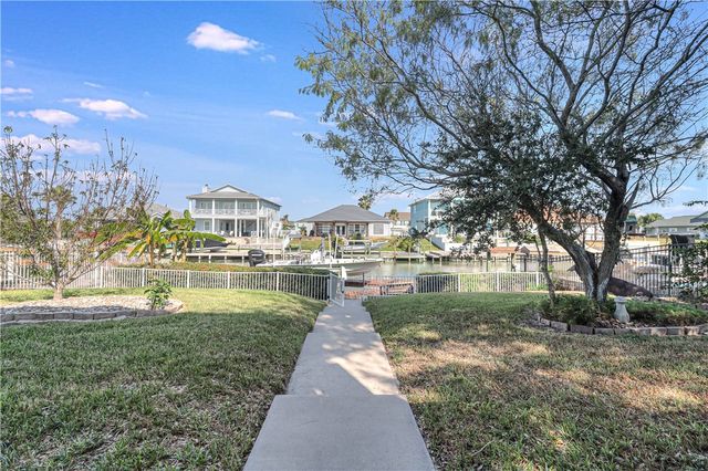 104 Lands End St, Rockport, TX 78382