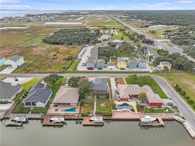104 Lands End St, Rockport, TX 78382