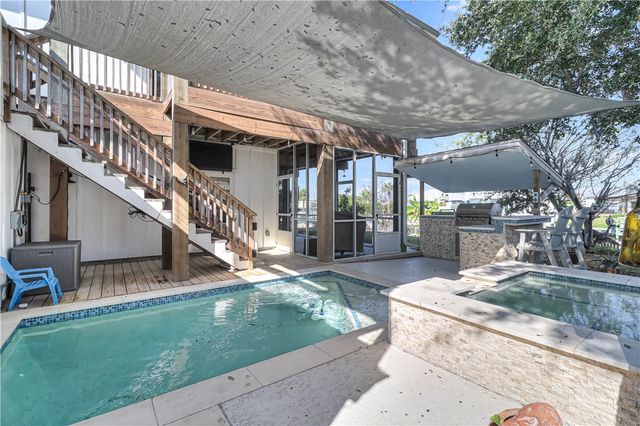 104 Lands End St, Rockport, TX 78382