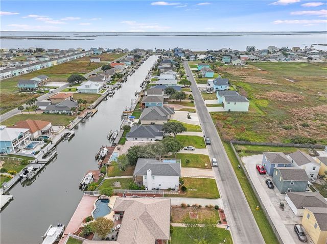 104 Lands End St, Rockport, TX 78382
