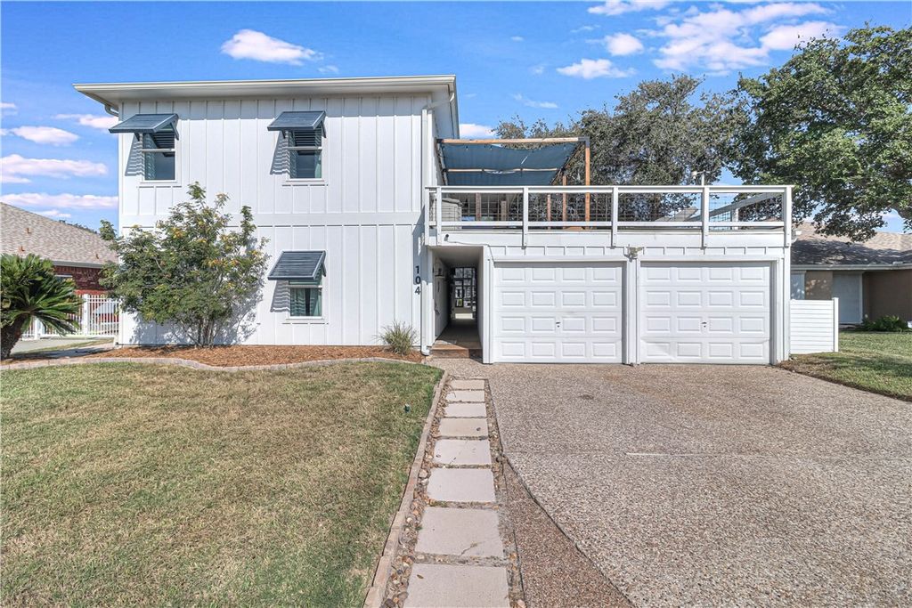 104 Lands End St, Rockport, TX 78382