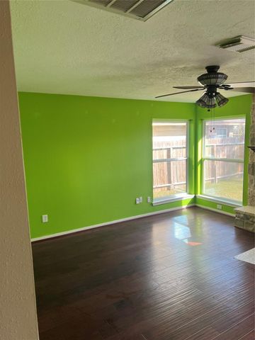 15731 Oak Mountain Dr Drive, Houston, TX 77095