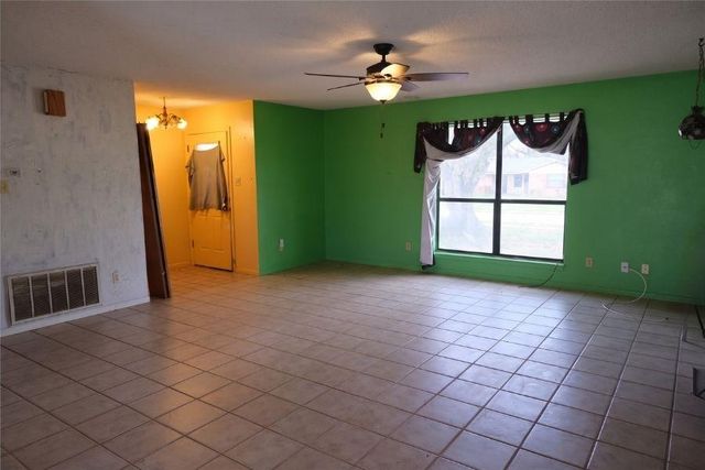240 McAcres DR, Mcdade, TX 78650