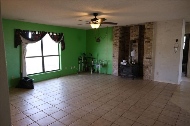 240 McAcres DR, Mcdade, TX 78650