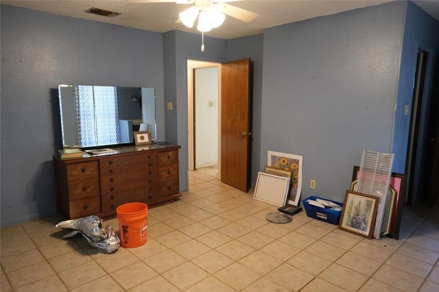 240 McAcres DR, Mcdade, TX 78650