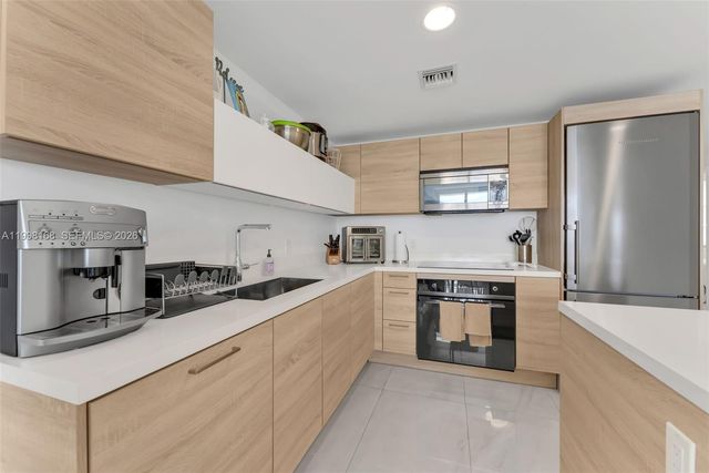 16385 Biscayne Blvd 1819, North Miami Beach, FL 33160