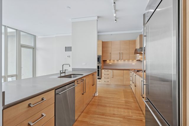 1570 Elmwood Avenue 1504, Evanston, IL 60201