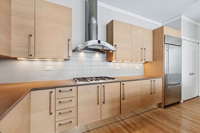 1570 Elmwood Avenue 1504, Evanston, IL 60201