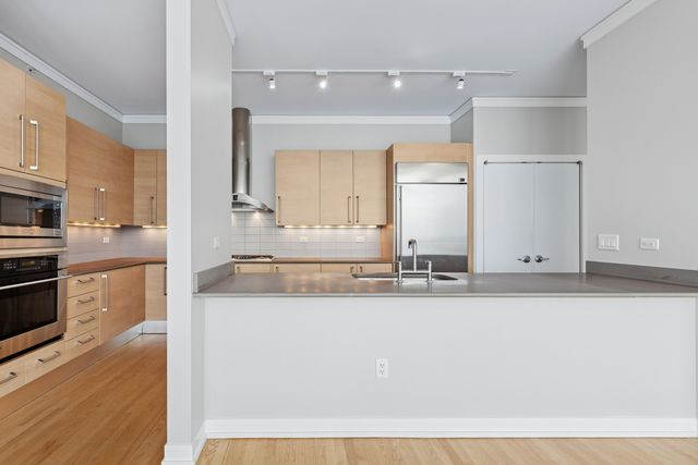 1570 Elmwood Avenue 1504, Evanston, IL 60201