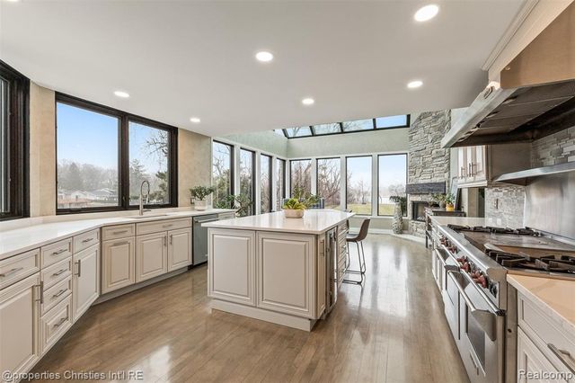 4912 Oakwood Court, Commerce Twp, MI 48382