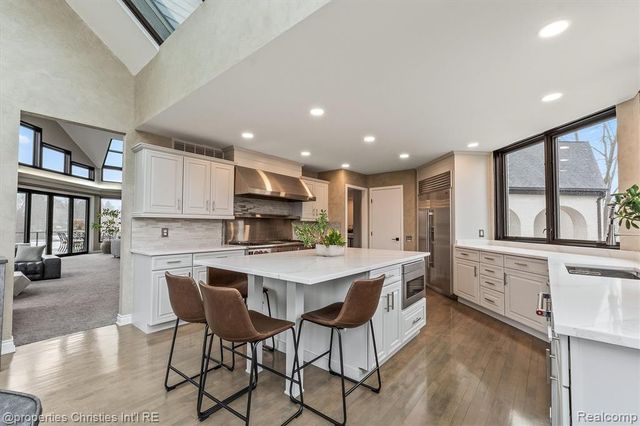 4912 Oakwood Court, Commerce Twp, MI 48382