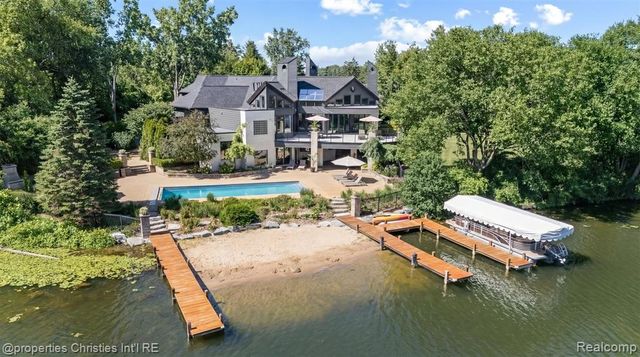 4912 Oakwood Court, Commerce Twp, MI 48382