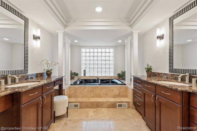 4912 Oakwood Court, Commerce Twp, MI 48382