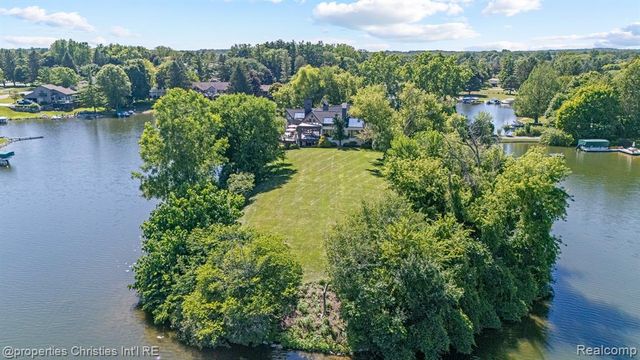 4912 Oakwood Court, Commerce Twp, MI 48382