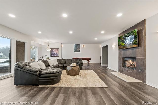 4912 Oakwood Court, Commerce Twp, MI 48382