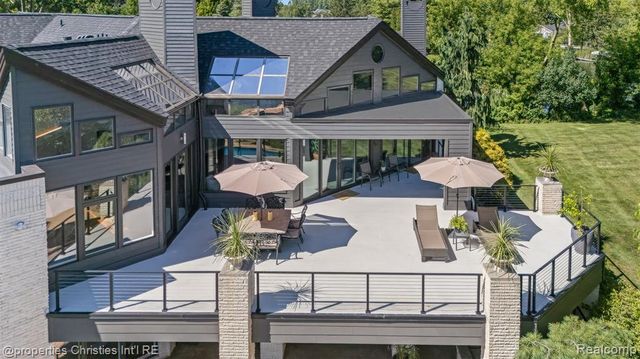 4912 Oakwood Court, Commerce Twp, MI 48382