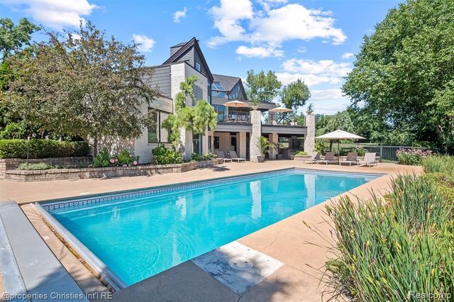 4912 Oakwood Court, Commerce Twp, MI 48382